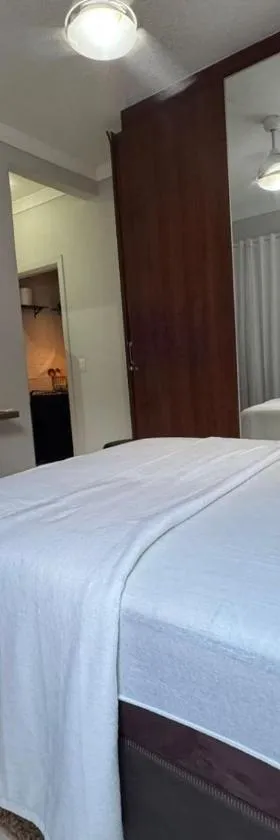 Flat confortável e próximo ao Hospital Hu e Aeroporto，位于隆德里纳的酒店