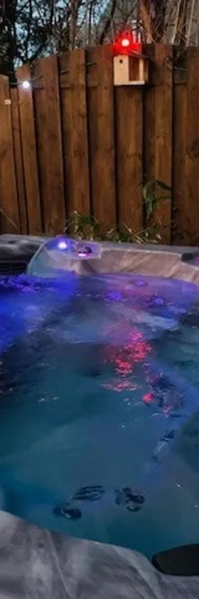Maisonette - Jacuzzi Extérieur，位于Saint-André-lez-Lille的酒店