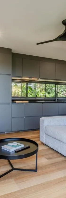 Our Treehouse near Mooloolaba，位于布德林姆的酒店
