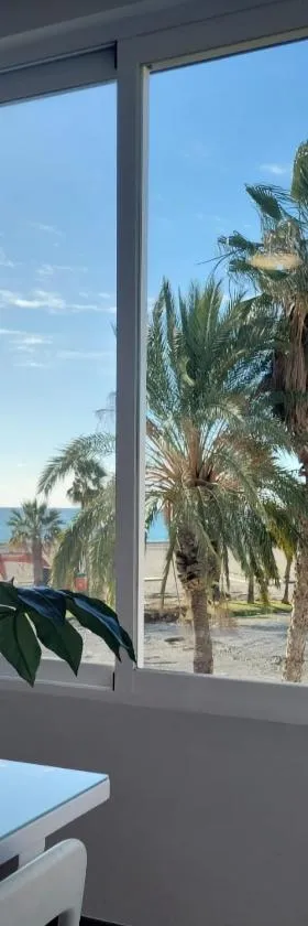 Motril, primera línea de playa.，位于莫特里尔的酒店
