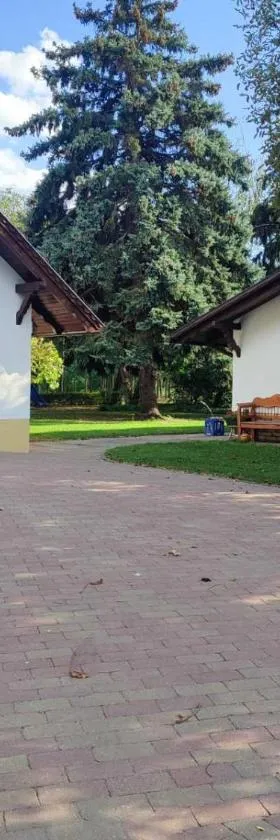 Lassu Tanya Vendégház，位于Nagykőrös的酒店