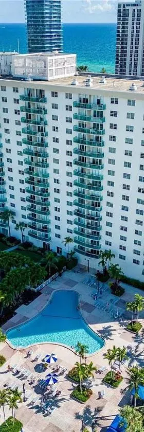 Luxury Apartments with Resort Amenities Sunny Isles Beach，位于阳光岛滩的酒店