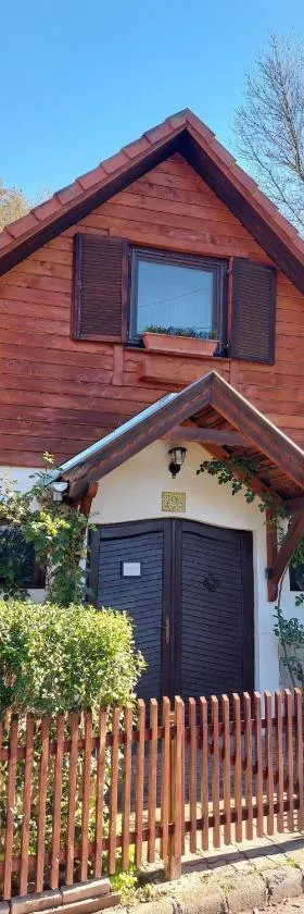 Garden Cottage Zebegény，位于泽拜盖尼的酒店