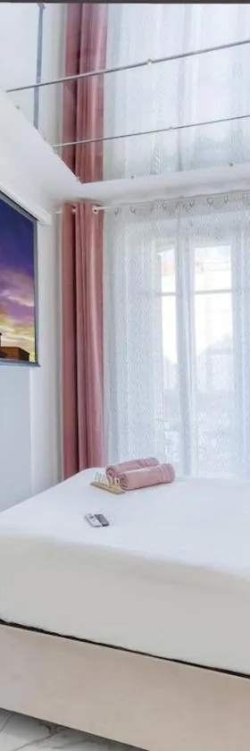 Love Room Suite Jacuzzi，位于Les Pavillons-sous-Bois的酒店