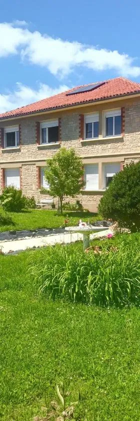 Appartement charmant à Toulonjac avec jardin et terrasse, 110 m²，位于Toulonjac的酒店