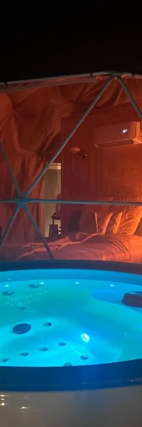 Heaven Reset Spa Luksusowy Glamping Jacuzzi w Naturze Blisko Warszawy，位于Korczew的酒店