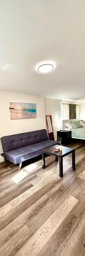 House of Hollywood - entire unit, centrally located, free parking，位于Lake Forest的酒店