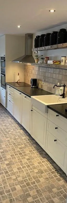 Large 1st floor apartment，位于厄斯莱乌的酒店