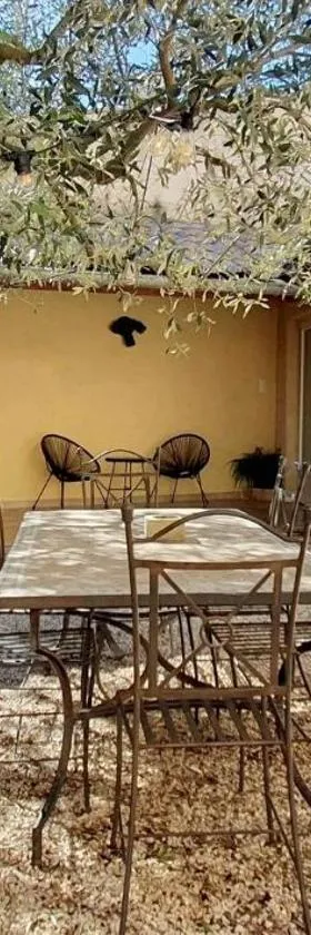 Appartement spacieux à Saint-Maurice-sur-Eygues 70 m² avec jardin，位于Saint-Maurice-sur-Eygues的酒店