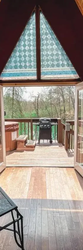 Edgewater Escape, Hocking Hills, Hot Tub, Pond，位于Rockbridge的酒店