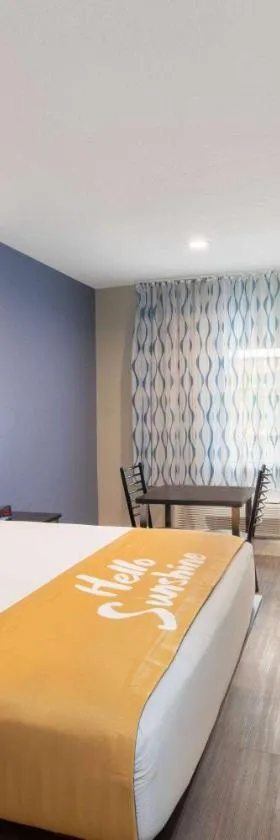 Days Inn & Suites by Wyndham La Porte，位于拉波特的酒店