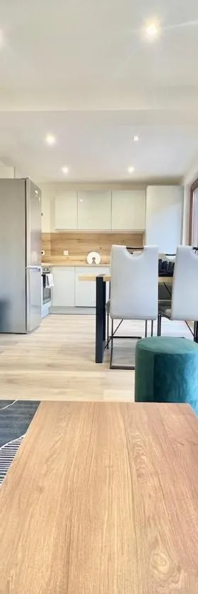 Appartement confortable balcon，位于克吕斯的酒店