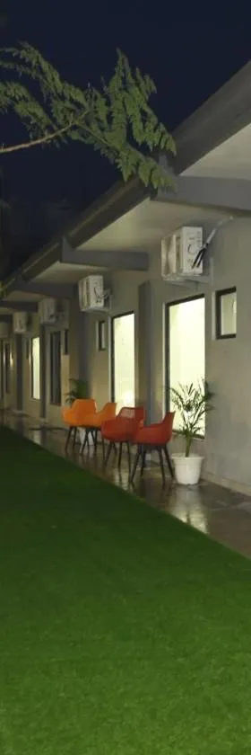 Trisaa Resort & Banquets，位于Jhūsi的酒店