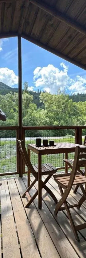 Camping L'Ondine de Provence，位于La Motte-Chalançon的酒店