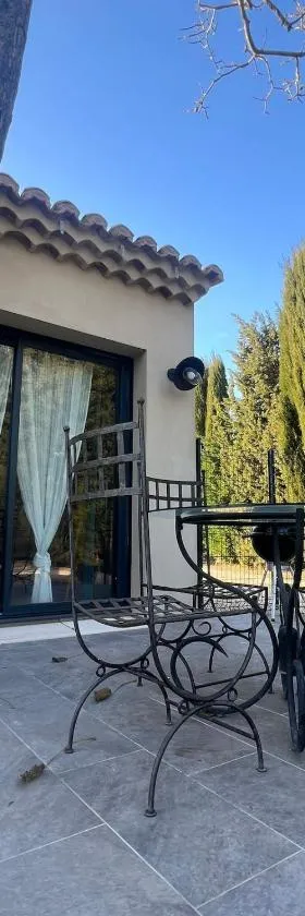 Maison provençale proche du lac，位于Codolet的酒店