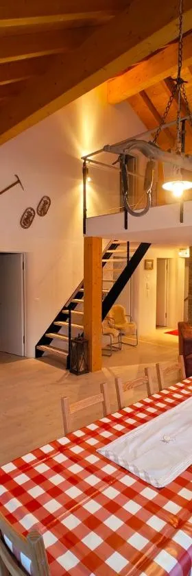 Tga Pilu a cozy and modern chalet on Savognin Ski Slopes with wonderful mountains view，位于Malmigiuer的酒店