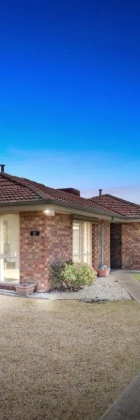 Sunny & Spacious Home in Melton，位于梅尔顿的酒店