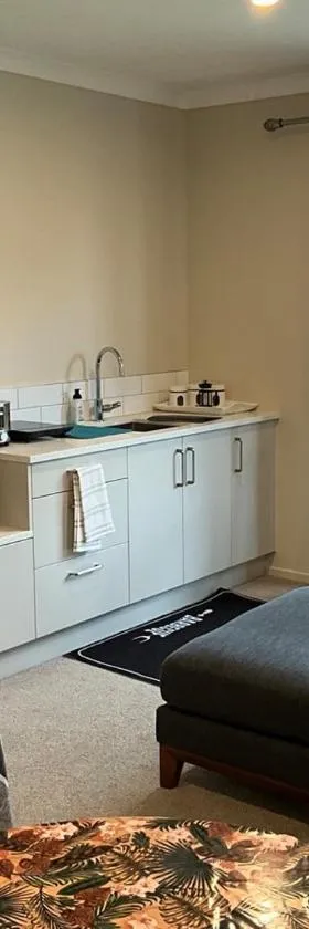 New two Bedroom house attached to main house，位于普基科希的酒店
