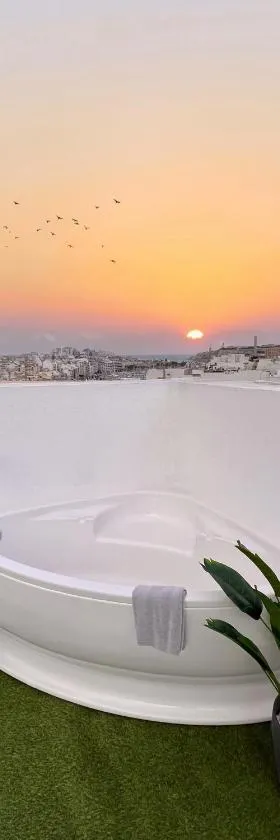 Modern Penthouse with Sea & Valletta view，位于Misraħ Il-Barrieri的酒店