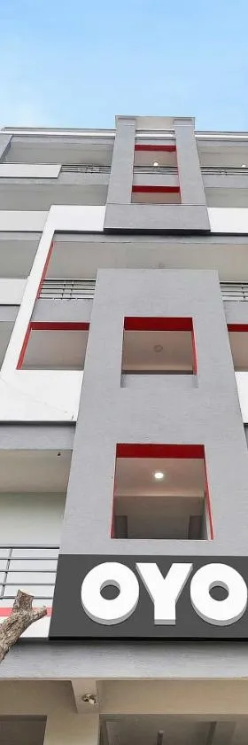 Townhouse De Alphabet Hotel Kukatpally Nexus Mall，位于库卡特帕尔莱的酒店