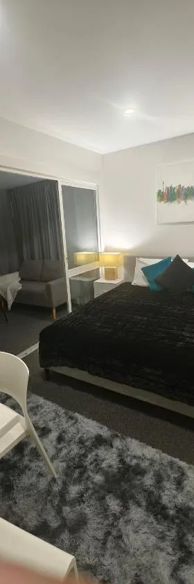 Entire Studio Apartment - self check-in，位于克隆塔夫的酒店