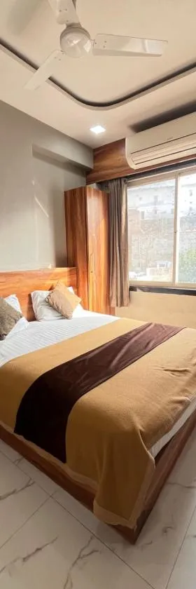 Bansuri hotel - opposite shreenathji temple just80mtr Walk l 1min away 966o9o1oo6，位于纳特杜瓦拉的酒店