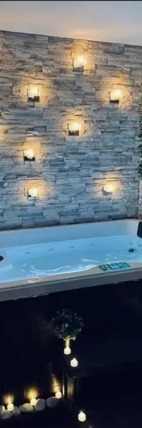BY NEPTUNE - Appartement Rustique JACUZZI，位于邦迪的酒店