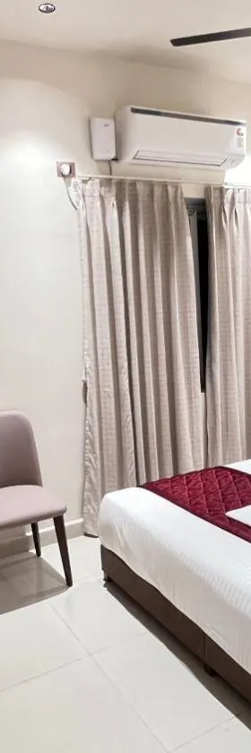 Hotel GMR Pearls，位于斯里卡拉哈斯蒂的酒店