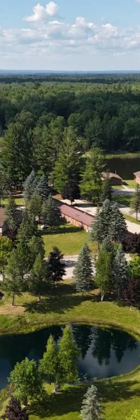 Lost Arrow Resort，位于Gladwin的酒店