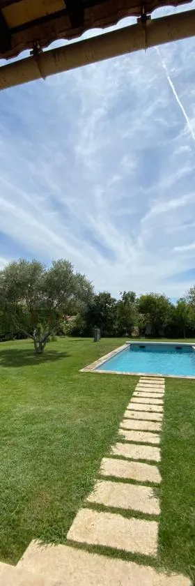 Studio en Provence avec piscine，位于La Barben的酒店