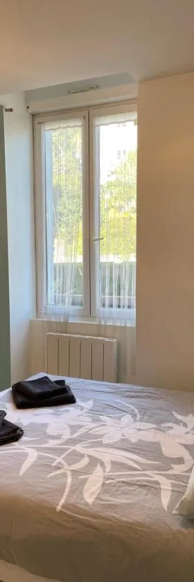 Petit studio avec parking, très bien équipé proche des Thermes et du centre ville Nouvelle literie，位于萨利耶德贝阿尔恩的酒店