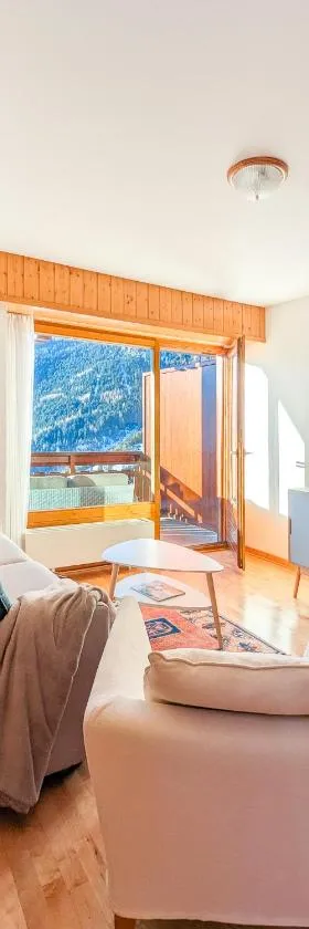 Ovronnaz vue imprenable, terrasse & accès bains，位于奥瓦伦纳茨的酒店