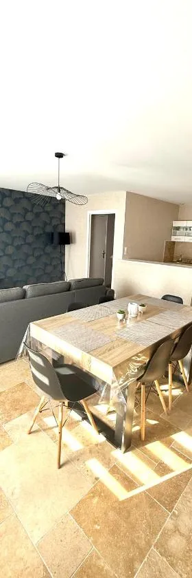 Le Petit Phuket，位于Saint-Laurent-sur-Saône的酒店