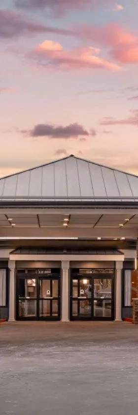 绿湾贝斯特韦斯特酒店和会议中心，位于绿湾的酒店