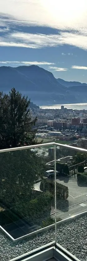 Luxury Penthouse, lake view，位于Porza的酒店