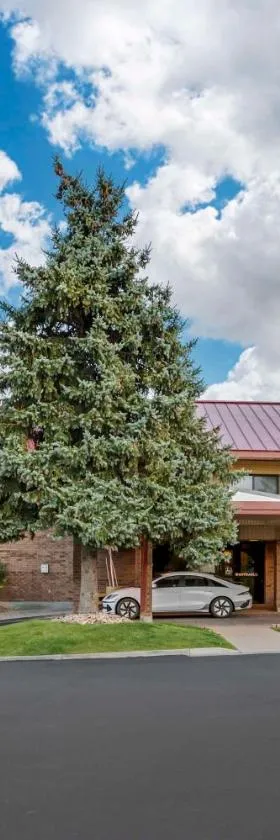 Best Western Plus Landmark Inn，位于帕克城的酒店