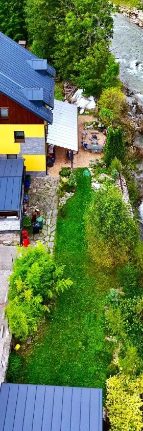 Apartmány Nad řekou，位于乌帕河畔斯沃博达的酒店