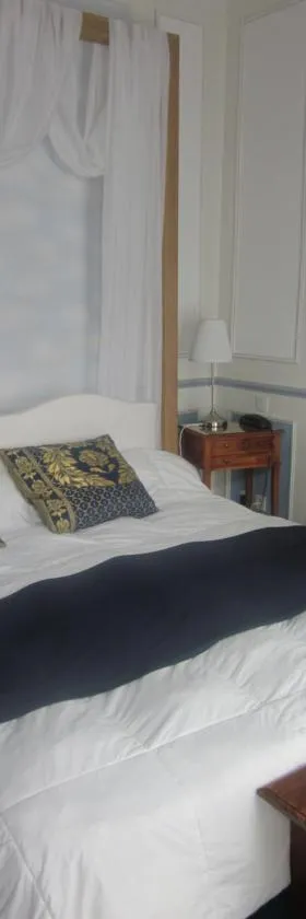 HOTEL LA COGNETTE A 25 Kilomètres de Châteauroux et 30 Kilomètres de Bourges，位于伊苏丹的酒店