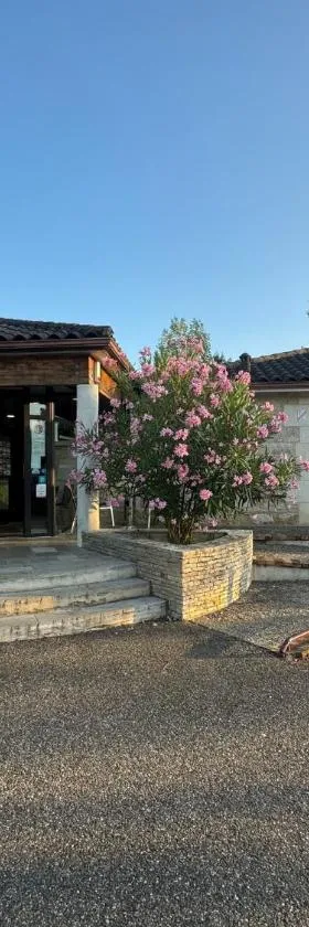Logis Hotel La Bergerie Hôtel 3 étoiles Restaurant savoureux，位于圣皮尔拉菲的酒店