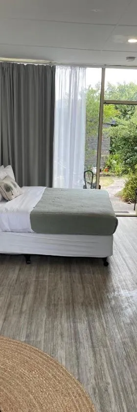 Peninsula Beach Motel，位于罗斯巴德的酒店