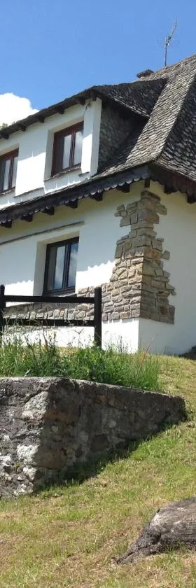 Chalet avec vue panoramique sur le Plomb du Cantal，位于圣雅克·德波尔的酒店