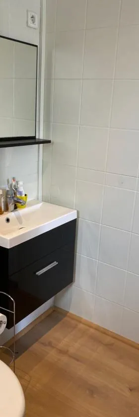 Nancy, Magnifique studio totalement climatisé, meublé, salle de bains et wc séparés, parking privé, cuisine équipée, WIFI，位于Malzéville的酒店