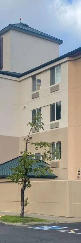 Sleep Inn & Suites Roseburg North Near Medical Center，位于罗斯堡的酒店