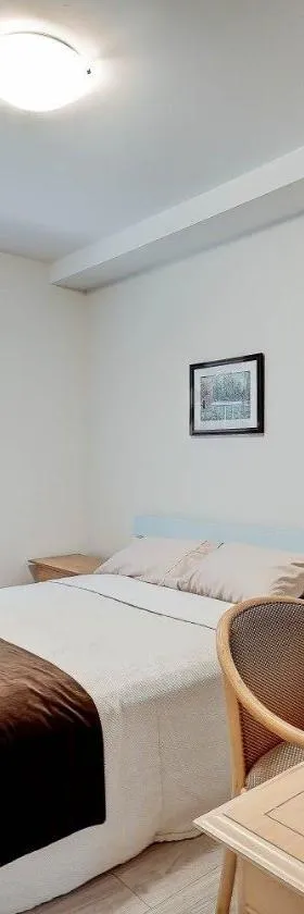 T Bright & Cozy Queen & Sofa Beds Room Ensuite，位于西温哥华的酒店