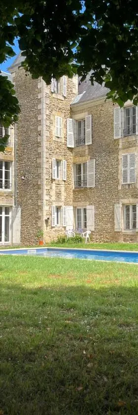 Château de La Grange，位于Celle-Lévescault的酒店
