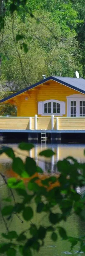 Chalet flottant sur lac et spa，位于米奥的酒店