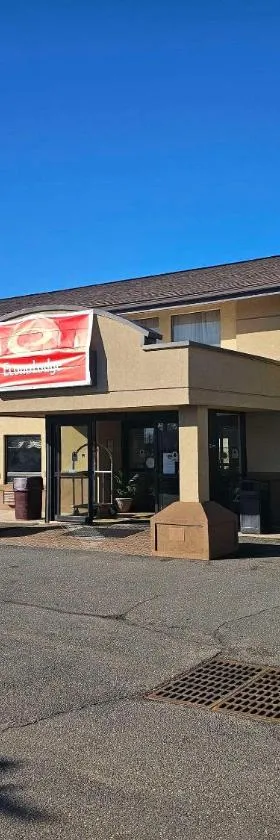 Econo Lodge Woodbridge，位于艾斯林的酒店