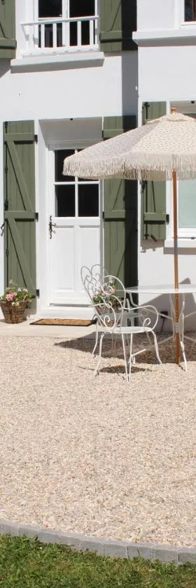Logement de charme & accès boutique brocante，位于Houlbec-Cocherel的酒店
