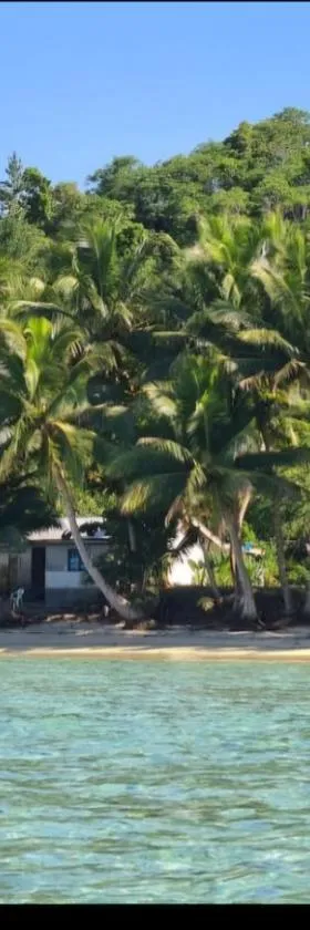 Private room in a beachfront homestay，位于Komave的酒店