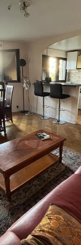 Spacious and bright apartment 2min from Paris，位于圣芒代的酒店
